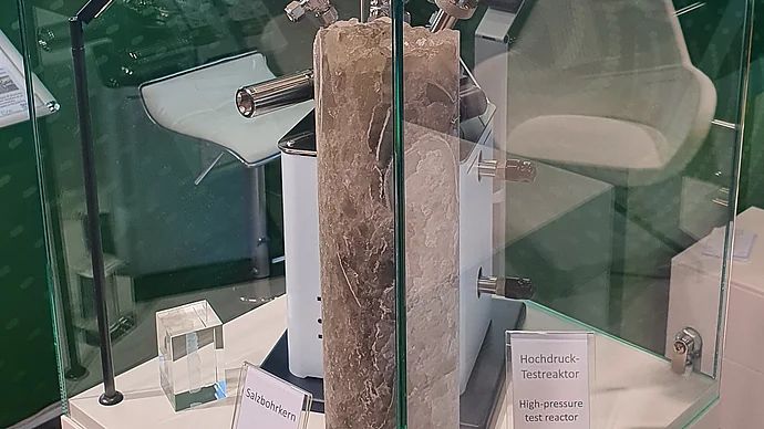 Salzbohrkern in Vitrine auf der Hannover Messe