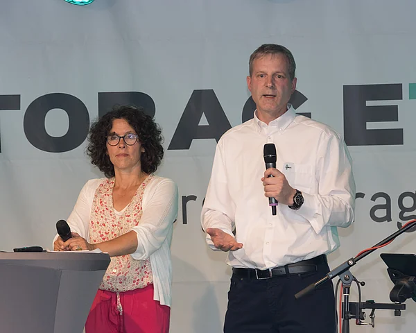 Die Redner auf der Bühne