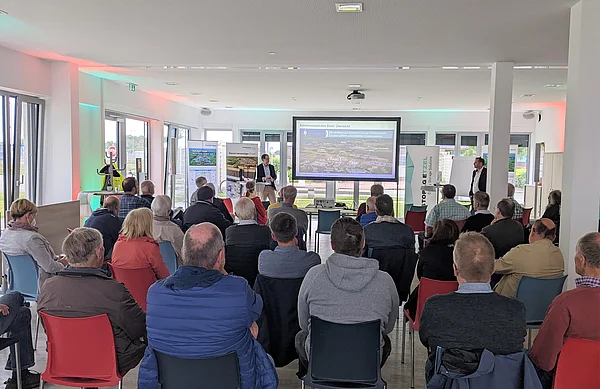 Foto der gut besuchten Veranstaltung in Etzel