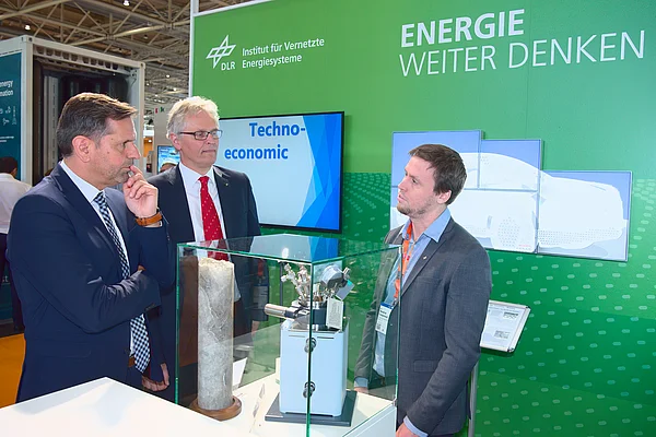 Picture of Environment Minister Olaf Lies, who also visited the trade fair stand on Wednesday 01/06/2022 and found out about our project. Right next to him: Prof. Karsten Lemmer (Member of the DLR Executive Board) and Dr Hendrik Langnickel (Project Manager H2CAST-Ready). Credit: Tobias Renz FAIR