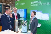 Picture of Environment Minister Olaf Lies, who also visited the trade fair stand on Wednesday 01/06/2022 and found out about our project. Right next to him: Prof. Karsten Lemmer (Member of the DLR Executive Board) and Dr Hendrik Langnickel (Project Manager H2CAST-Ready). Credit: Tobias Renz FAIR