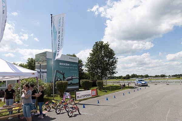 Zelt an der Infobox des Kaverneninfozentrums am Standort Etzel